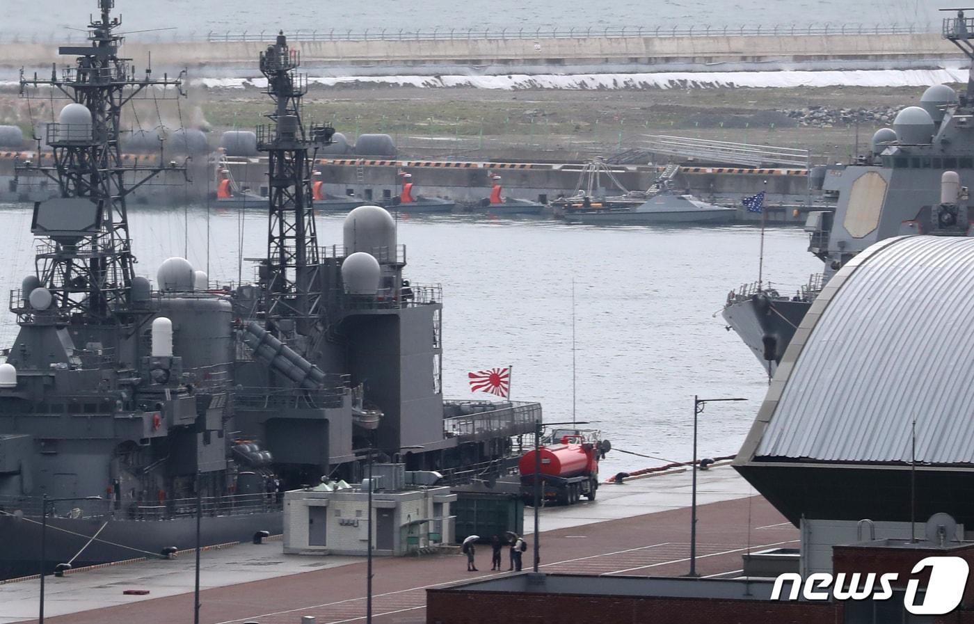본문 이미지 - 부산 남구 해군작전기지에 일본 해상자위대 호위함 하마기리함이 욱일기의 일종인 자위함기를 게양한 채 입항한 모습. 2023.5.29 ⓒ 뉴스1 윤일지 기자