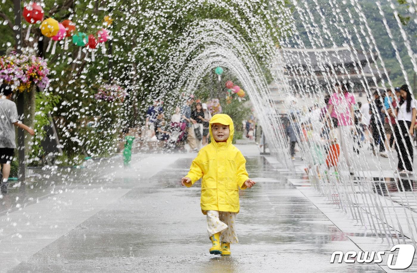 부처님오신날 연휴 마지막날인 29일 서울 광화문광장을 찾은 어린이들이 분수에서 물놀이를 하며 즐거운 시간을 보내고 있다. 2023.5.29/뉴스1 ⓒ News1 박세연 기자