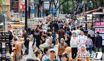 본문 이미지 - 서울 중구 명동거리가 외국인 관광객들과 나들이객들로 붐비고 있다. ⓒ News1 김도우 기자
