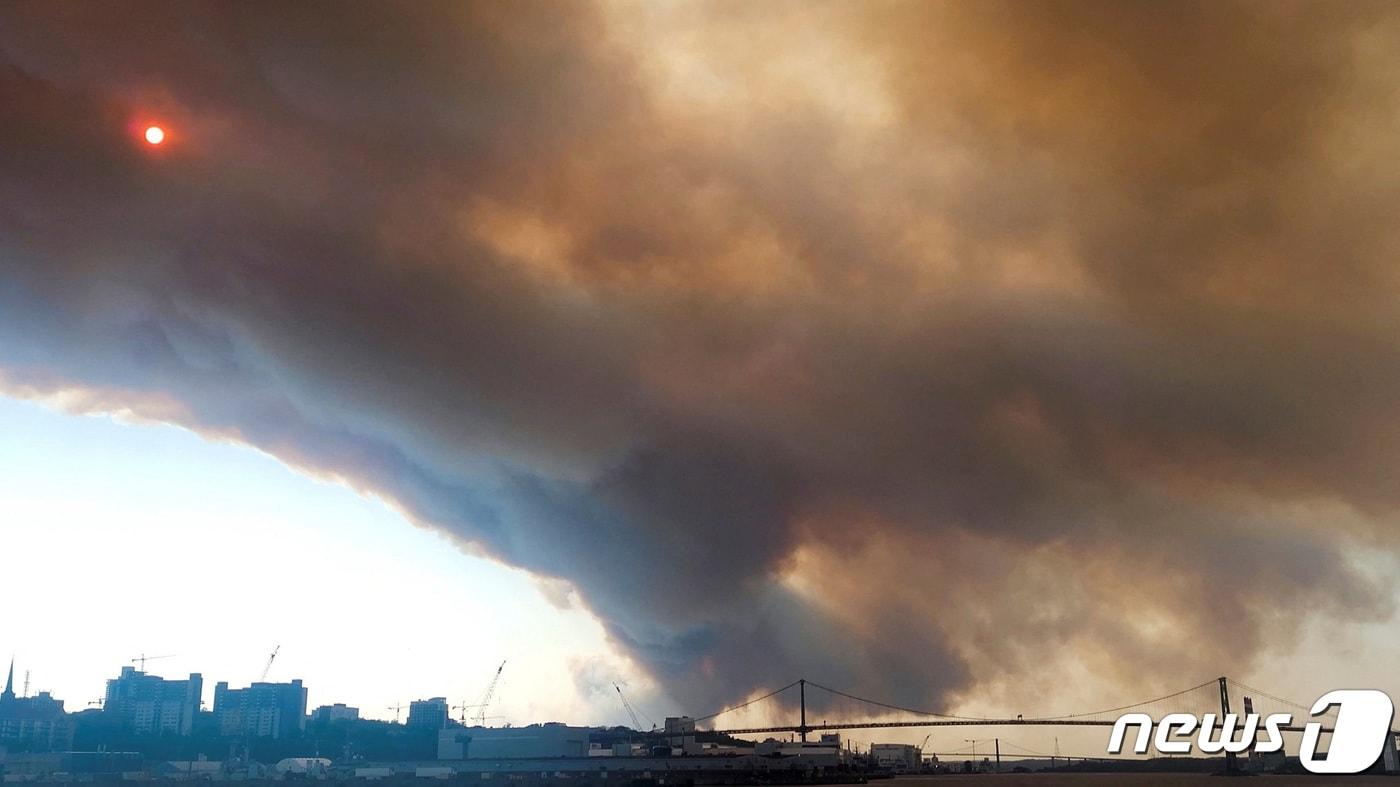 28일(현지시간) 캐나다 노바스코샤주(州) 핼리팩스에서 산불이 나 매캐한 연기가 하늘을 뒤덮고 있다. 2023.05.29/ ⓒ 로이터=뉴스1 ⓒ News1 권진영 기자