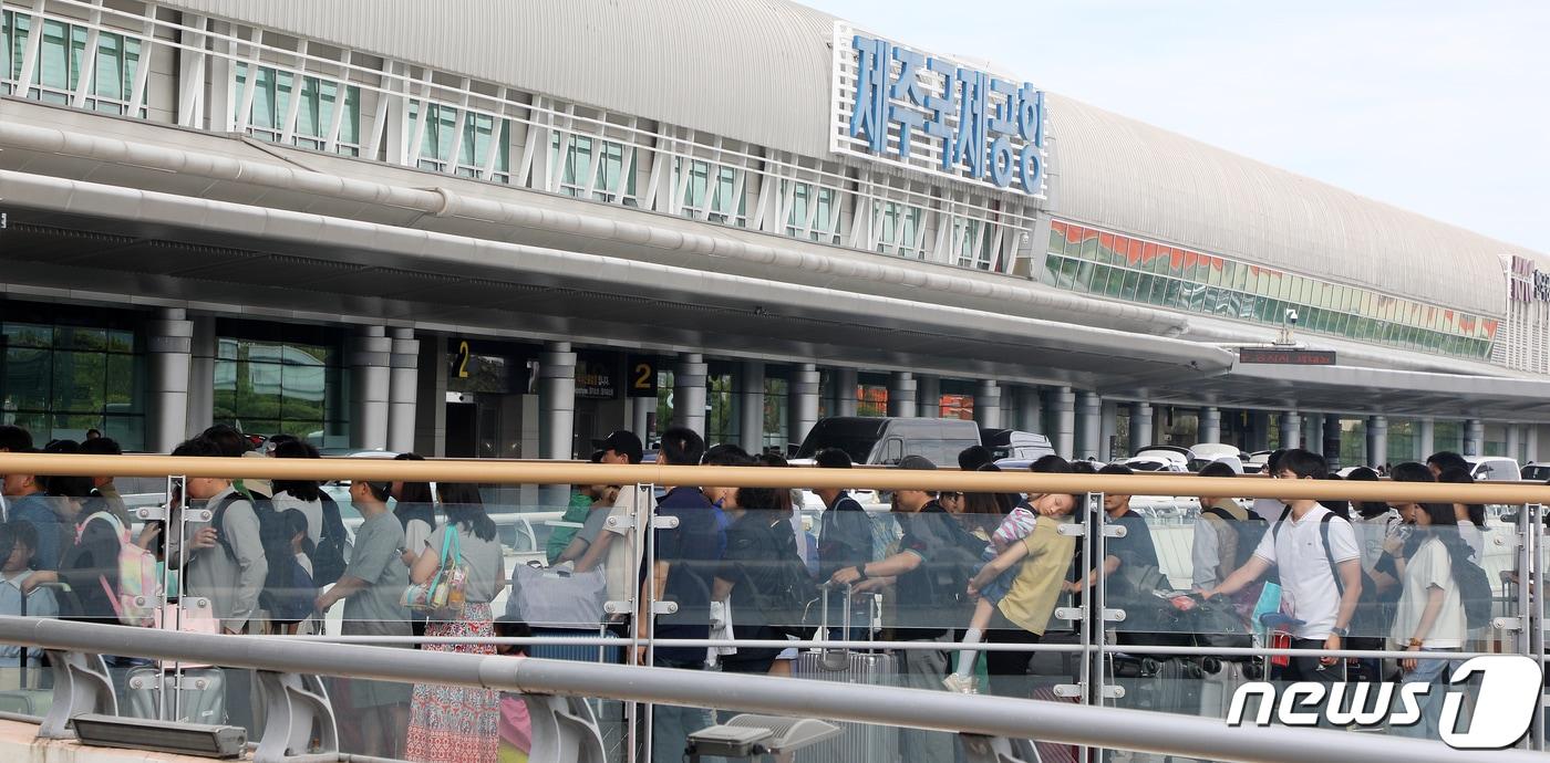 본문 이미지 -  29일 오후 관광객들이 제주국제공항 출발장으로 향하고 있다.2023.5.29./뉴스1 ⓒ News1 오미란 기자