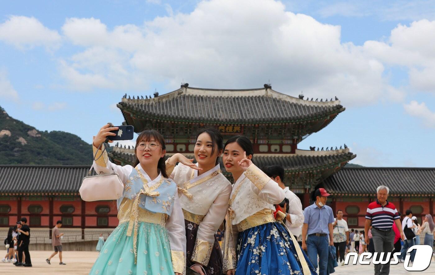 본문 이미지 - 서울 경복궁을 찾은 외국인 관광객들이 기념사진을 찍고 있다. 2023.5.29/뉴스1 ⓒ News1 박세연 기자