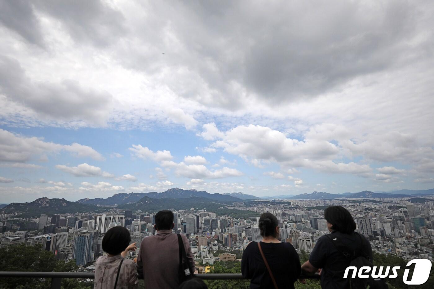 '부처님 오신 날' 연휴의 마지막 날인 29일 서울 중구 남산에서 바라본 하늘에 비구름이 물러가고 있다.  ⓒ News1 이승배 기자