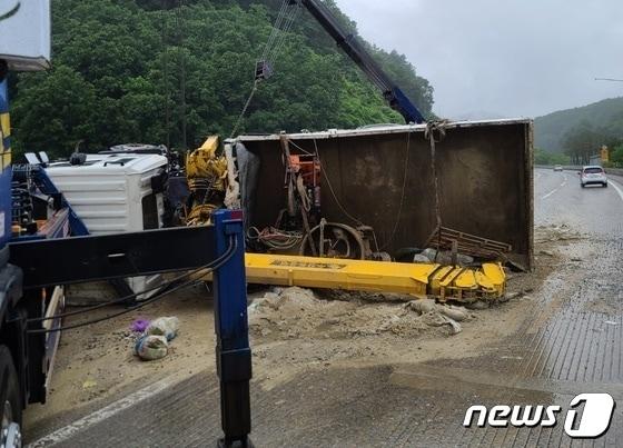 본문 이미지 - 29일 오전 8시40분쯤 충북 단양군 적성면 중앙고속도로 춘천방향 북단양나들목 인근에서 5톤 화물차가 빗길에 미끄러져 전도돼 있다.(독자 송영훈씨 제공).2023.05.29./뉴스1