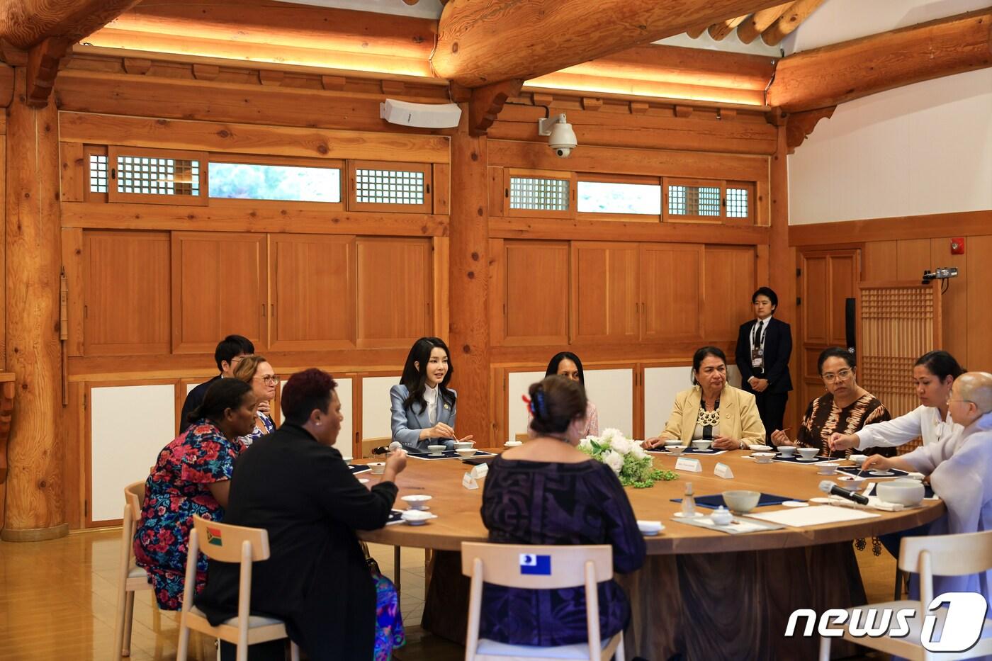 김건희 여사가 29일 서울 은평구 진관사에서 열린 한-태평양도서국 정상 배우자 친교행사에서 참석자들과 차를 마시고 있다. (대통령실 제공) 2023.5.29/뉴스1 ⓒ News1 오대일 기자