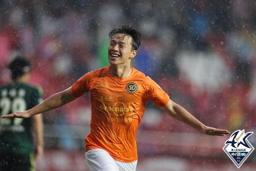 본문 이미지 - 전북 현대를 상대로 경승골을 터뜨린 포항 스틸러스의 고영준.(한국프로축구연맹 제공)
