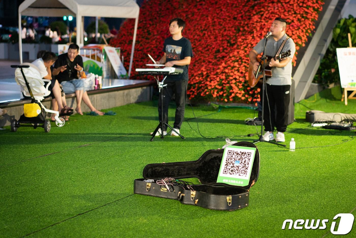 중국 선전 화창베이 거리 버스킹 공연 모습. 이들은 QR 코드를 큼직하게 내걸고 현금 대신 QR 결제를 받았다. 2023.5.17/뉴스1 ⓒ News1 이기범 기자