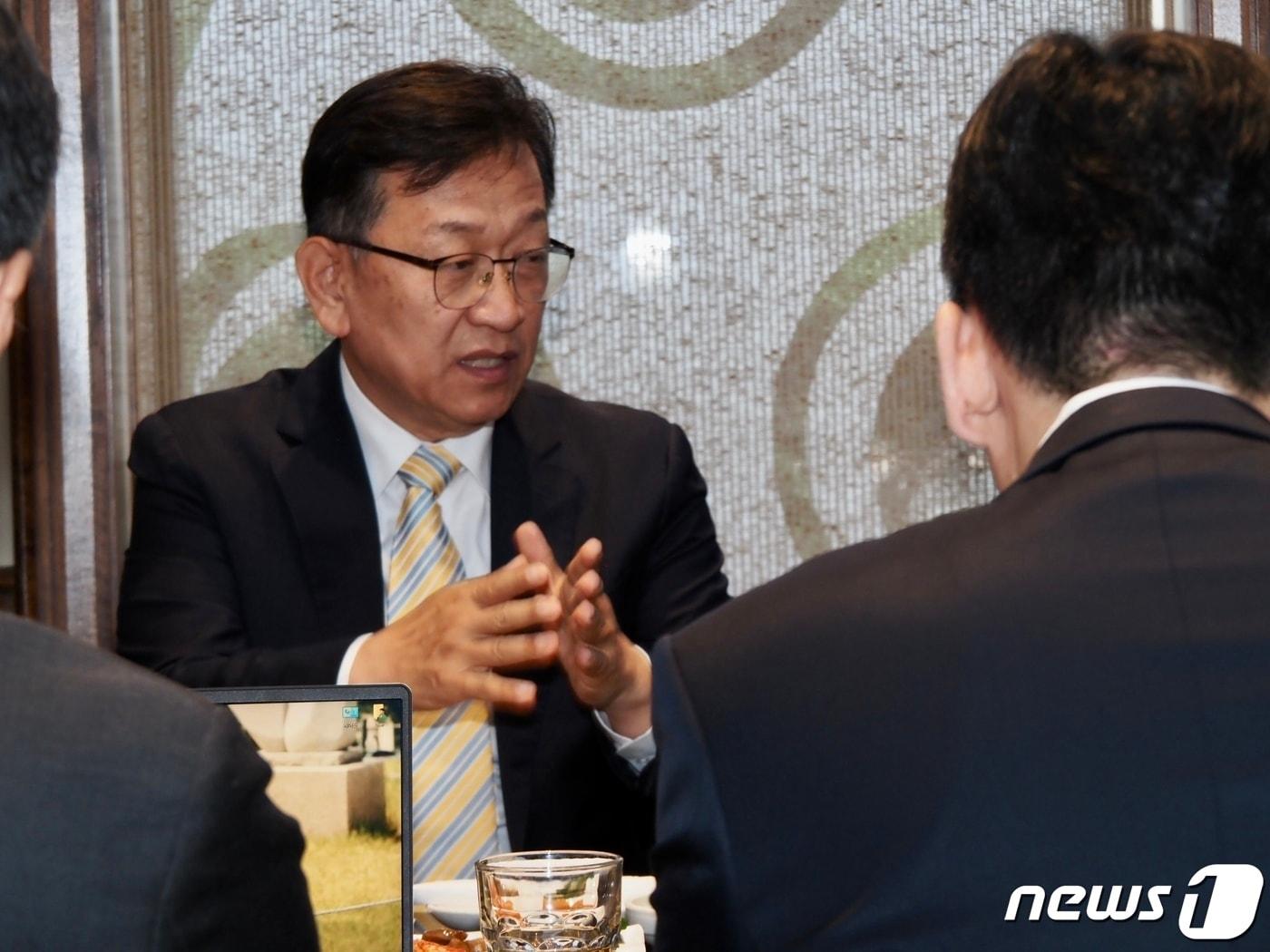 본문 이미지 - 미국을 방문 중인 석동현 민주평화통일자문회의 사무처장이 2일(현지시간) 워싱턴DC 인근에서 특파원들과 간담회를 갖고 있다. 사진은 워싱턴특파원단 제공. ⓒ News1 김현 특파원