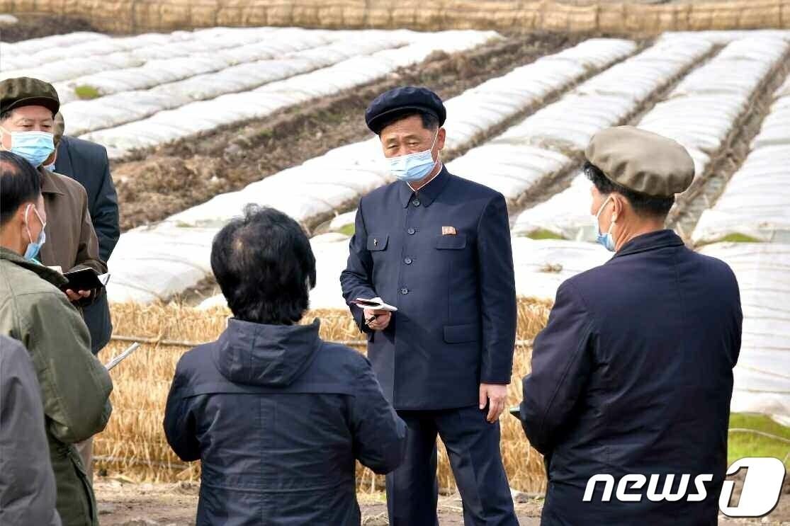 본문 이미지 - (평양 노동신문=뉴스1) = 북한 노동당 기관지 노동신문은 3일 "김덕훈 내각총리가 평안남북도와 자강도의 여러 부문 사업을 현지 료해(점검)했다"라고 보도했다. 김 총리는 여러 농장과 묘향산의료기구공장, 희천발전소와 희천정밀기계공장 등을 방문했다. [국내에서만 사용가능. 재배포 금지. DB 금지. For Use Only in the Republic of Korea. Redistribution Prohibited] rodongphoto@news1.kr