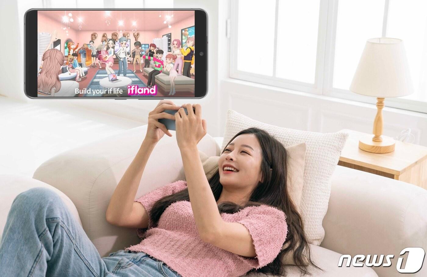 SK텔레콤(대표이사 사장 유영상)이 메타버스 서비스인 ‘이프랜드(ifland)’에 이용자 개인이 직접 공간을 꾸미고 일상 기록을 남길 수 있는 개인공간 서비스 ‘이프홈(if home)’을 도입했다고 지난 5월3일 밝혔다. (SK텔레콤 제공) 2023.5.3/뉴스1