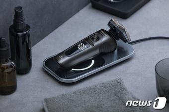 본문 이미지 - 필립스 2023년형 'SkinIQ 9000 프레스티지' 전기면도기 (필립스 제공)