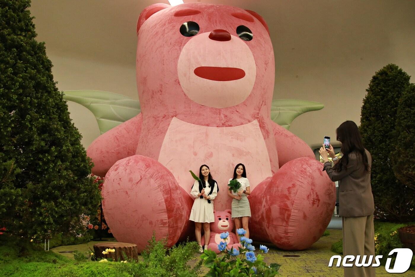 롯데홈쇼핑이 서울 중구 동대문디자인플라자(DDP)에 전시한 벨리곰 조형물(롯데홈쇼핑 제공) 2023.5.3/뉴스1