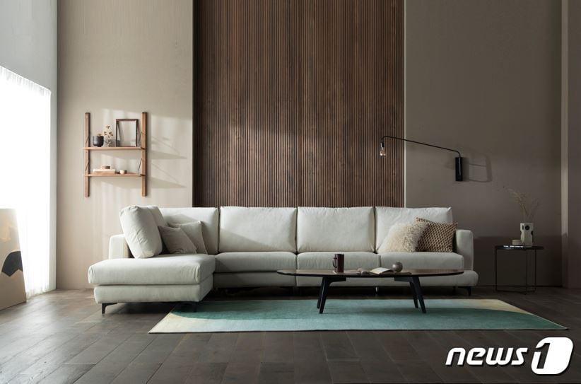 본문 이미지 - 앳센셜 벨베르 기능성 패브릭 소파 제품 사진.(CJ온스타일 제공)