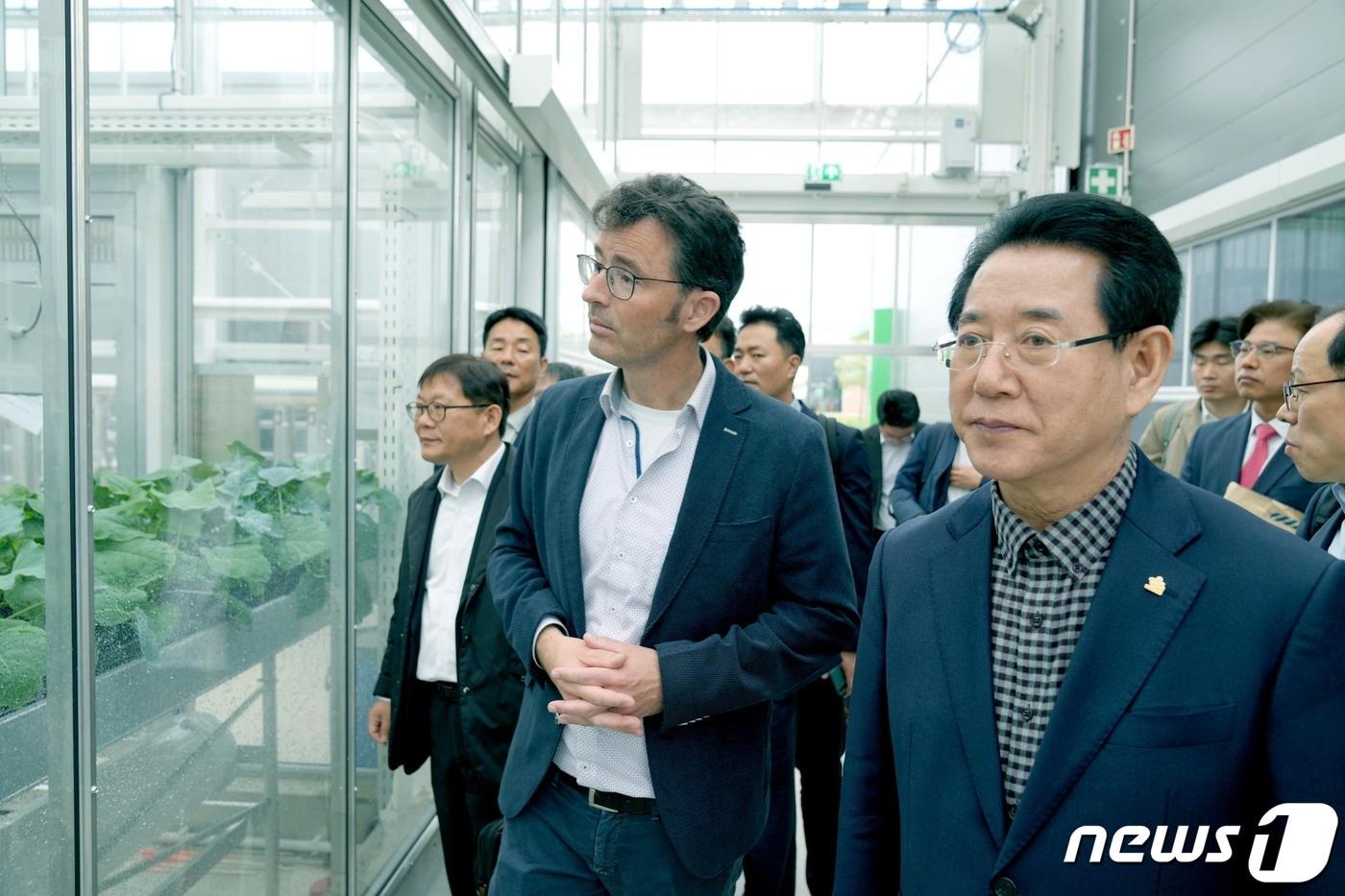 유럽을 방문 중인 김영록 전라남도지사가 2일(현지 시간) 농업 분야 세계 1위인 네덜란드 와게닝겐대학교를 방문, 최첨단 국가연구시설인 시설원예연구소(NPEC)를 둘러보고 있다.(전남도 제공) 2023.5.3/뉴스1