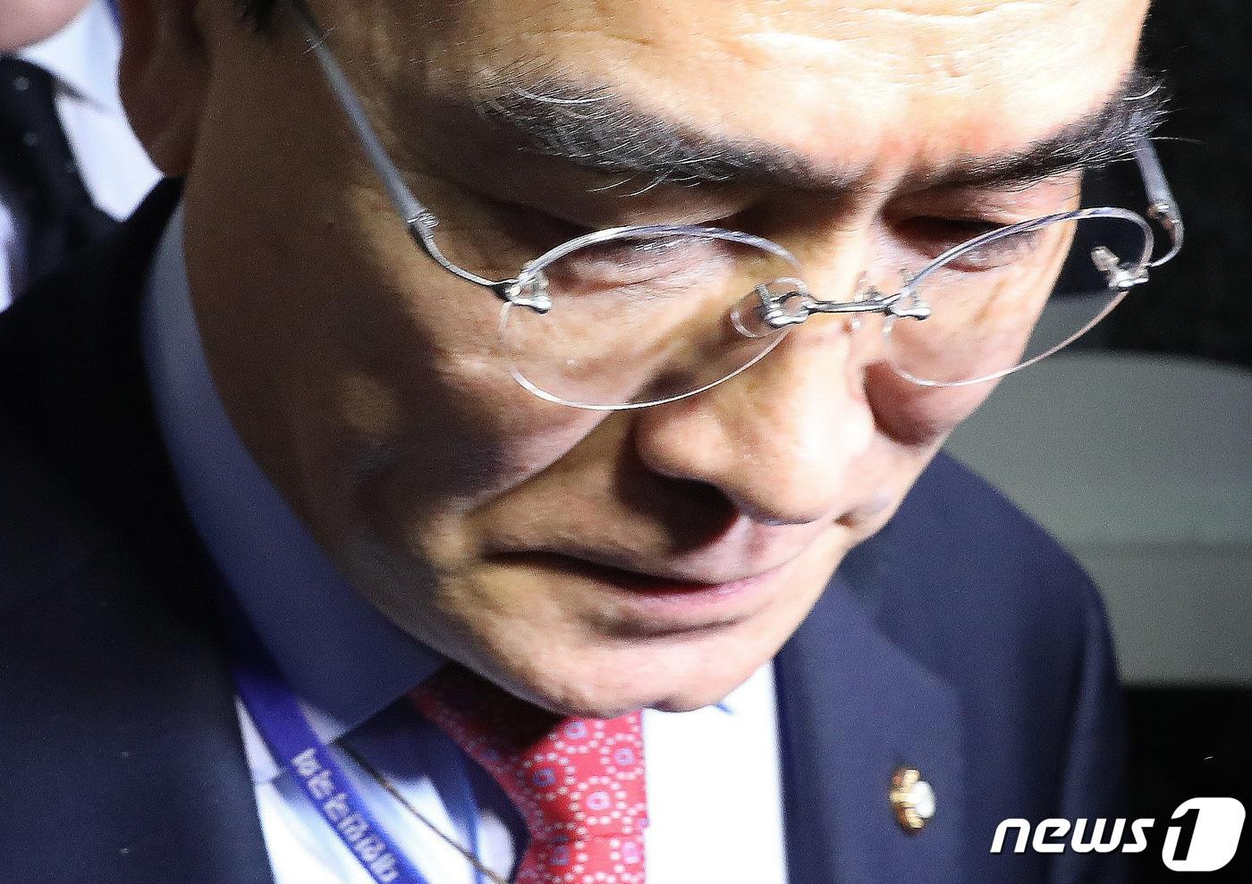 본문 이미지 - 국민의힘 최고위원회의에 불참한 태영호 최고위원이 지난 4원 20일 오전 서울 여의도 국회 원내대표실에서 윤재옥 원내대표와 이야기를 마치고 나서고 있다.. 2023.4.20/뉴스1 ⓒ News1 임세영 기자