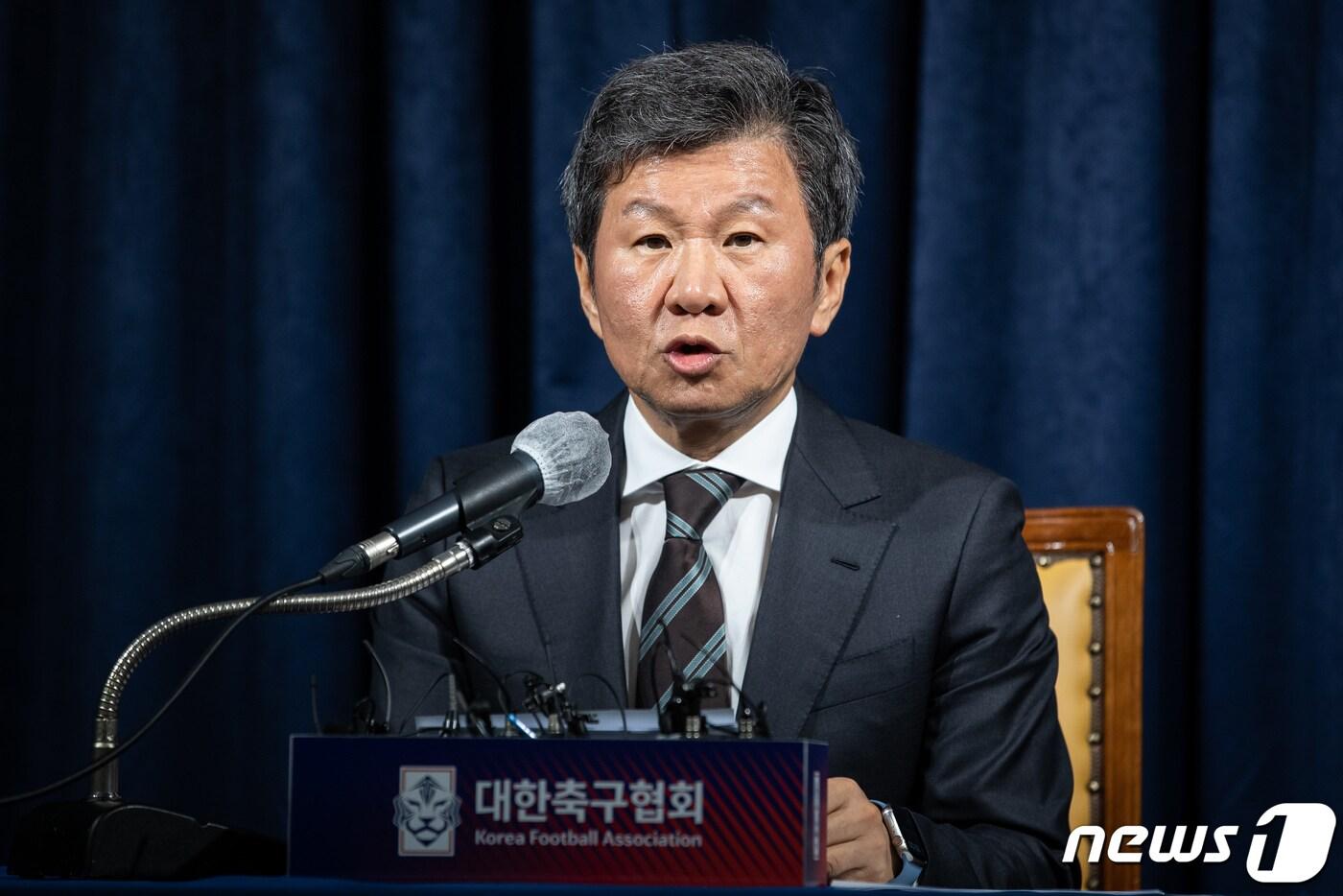본문 이미지 - 정몽규 대한축구협회(KFA) 회장이 3일 서울 종로구 축구회관에서 기자회견을 열고 새 이사진을 발표하고 있다. 최근 '사면 논란'으로 집행부가 총 사퇴했던 KFA는 3일 김정배 전 문화체육관광부 제2차관을 상근 부회장으로 하는 새로운 25명의 이사 명단을 발표했다. 2023.5.3/뉴스1 ⓒ News1 유승관 기자