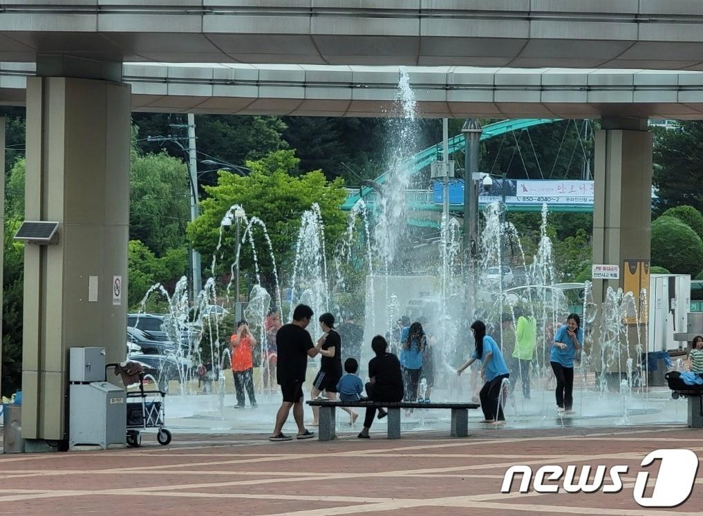 본문 이미지 - 3일 충북 충주시시설관리공단은 호암동 국민체육센터 바닥분수를 지난 1일부터 가동한다고 밝혔다.(충주시시설관리공단 제공)2023.5.3/뉴스1