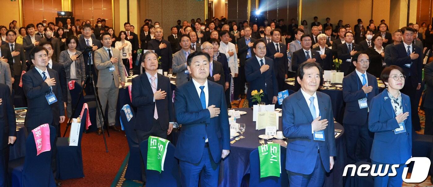 본문 이미지 - 3일 서울 스위스그랜드 호텔에서 개최된 '전북특별자치도 국민지원위원회 및 이차전지 특별위원회' 출범식 모습. 정세균 전 국무총리, 이연택 전 장관, 김관영 전북지사, 국주영은 전북도의회 의장 등 300여명이 국민의례를 하고 있다.2023.5.3.(전북도 제공)/뉴스1