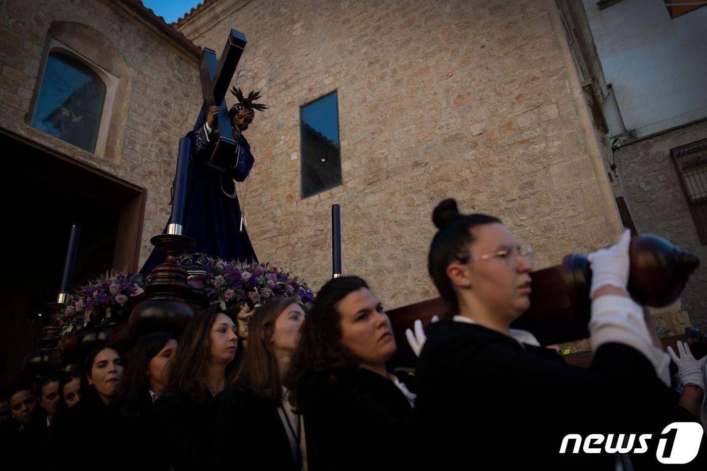 본문 이미지 - 1일(현지시간) 스페인 남부 안달루시아주(州)의 한 마을의 기우제에서 사람들이 십자가를 짊어진 성자 모형을 옮기고 있다. ⓒ AFP=뉴스1 ⓒ News1 권진영 기자