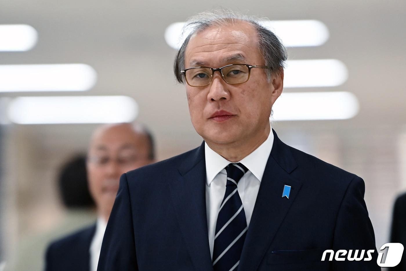 본문 이미지 - 아키바 다케오 일본 국가안전보장국장이 3일 김포국제공항을 통해 입국하고 있다. 조태용 국가안보실장은 1박 2일 일정으로 방한하는 아키바 다케오 일본 국가안전보장국장과 한일 안보실장 회담 및 국가안전보장회의(NSC) 경제안보대화를 가질 예정이다. (공동취재) 2023.5.3/뉴스1 ⓒ News1 이승배 기자