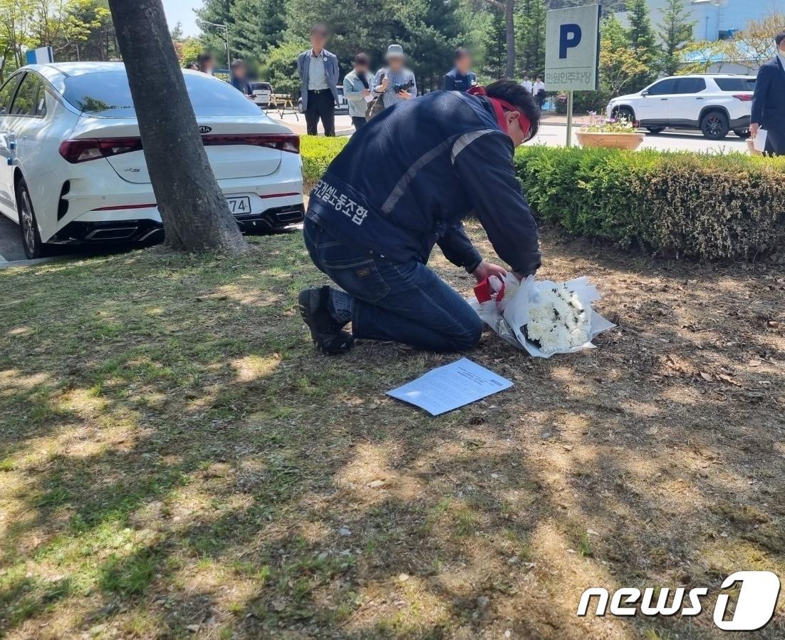 본문 이미지 - 2023년 5월 3일 당시 민주노총 건설산업연맹 강원건설지부 등 강원지역 노동·시민단체가 민노총 강원건설지부 간부 양희동 씨가 분신한 강원 강릉시 난곡동 춘천지법 강릉지원 내 화단에서 고인을 추모하고 있다. (뉴스1 DB) ⓒ 뉴스1 윤왕근 기자