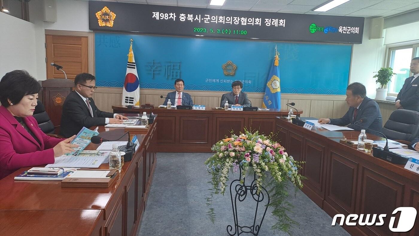 본문 이미지 - 3일 옥천군의회에서 충북시·군의장협의회 98차 정례회가 열리고 있다. (옥천군의회 제공)