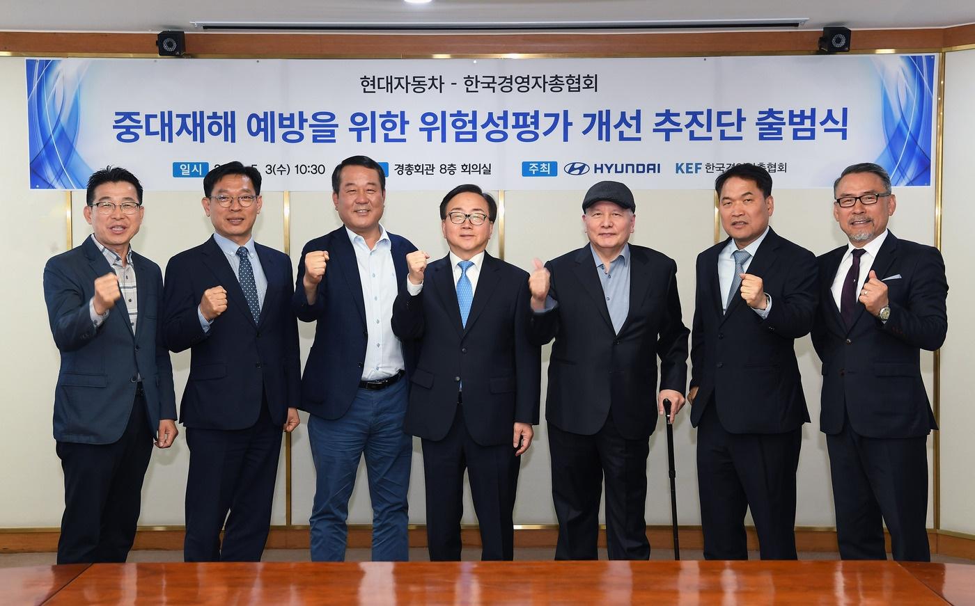 본문 이미지 - 왼쪽부터 현대차 글로벌안전환경사업부장 주진구 상무, 고용노동부 류경희 산업안전보건본부장, 현대차 이동석 대표이사, 경총 이동근 상근부회장, 자문단장 이채필 전 고용노동부 장관, 현대차 국내생산안전환경사업부장 이보용 상무, 연구진 총괄PM 한국교통대 함병호 교수(현대차 제공)