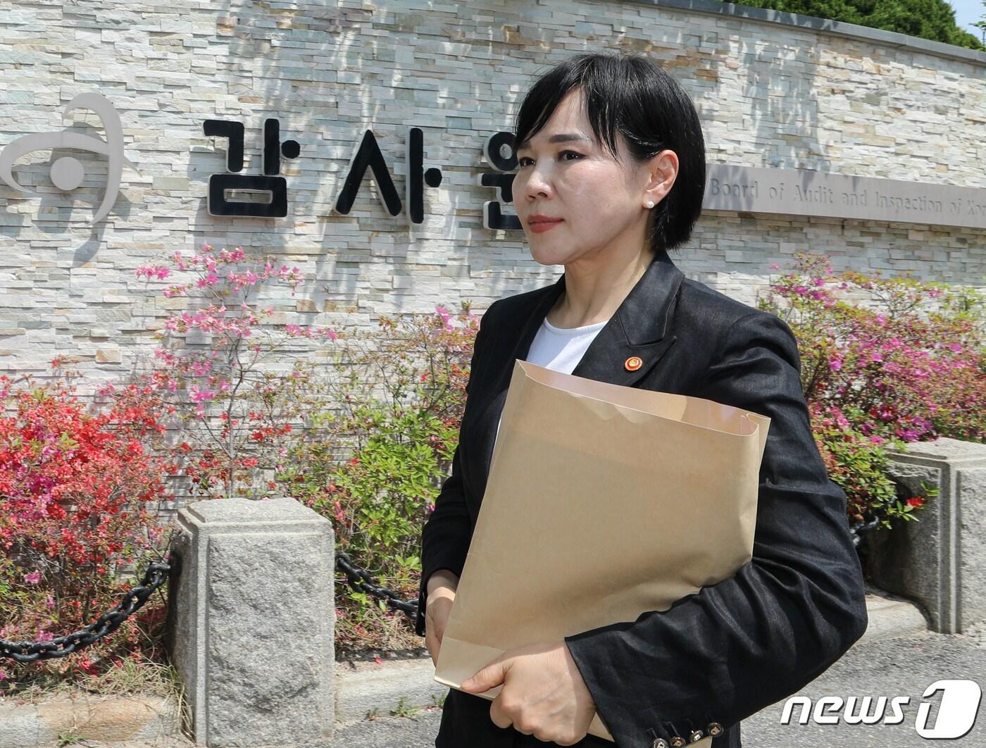 본문 이미지 - 전현희 국민권익위원장이 3일 오후 서울 종로구 감사원 앞에서 전원위원회(대심)에 출석, 의견 진술을 하기 위해 이동하고 있다. 2023.5.3/뉴스1 ⓒ News1 안은나 기자