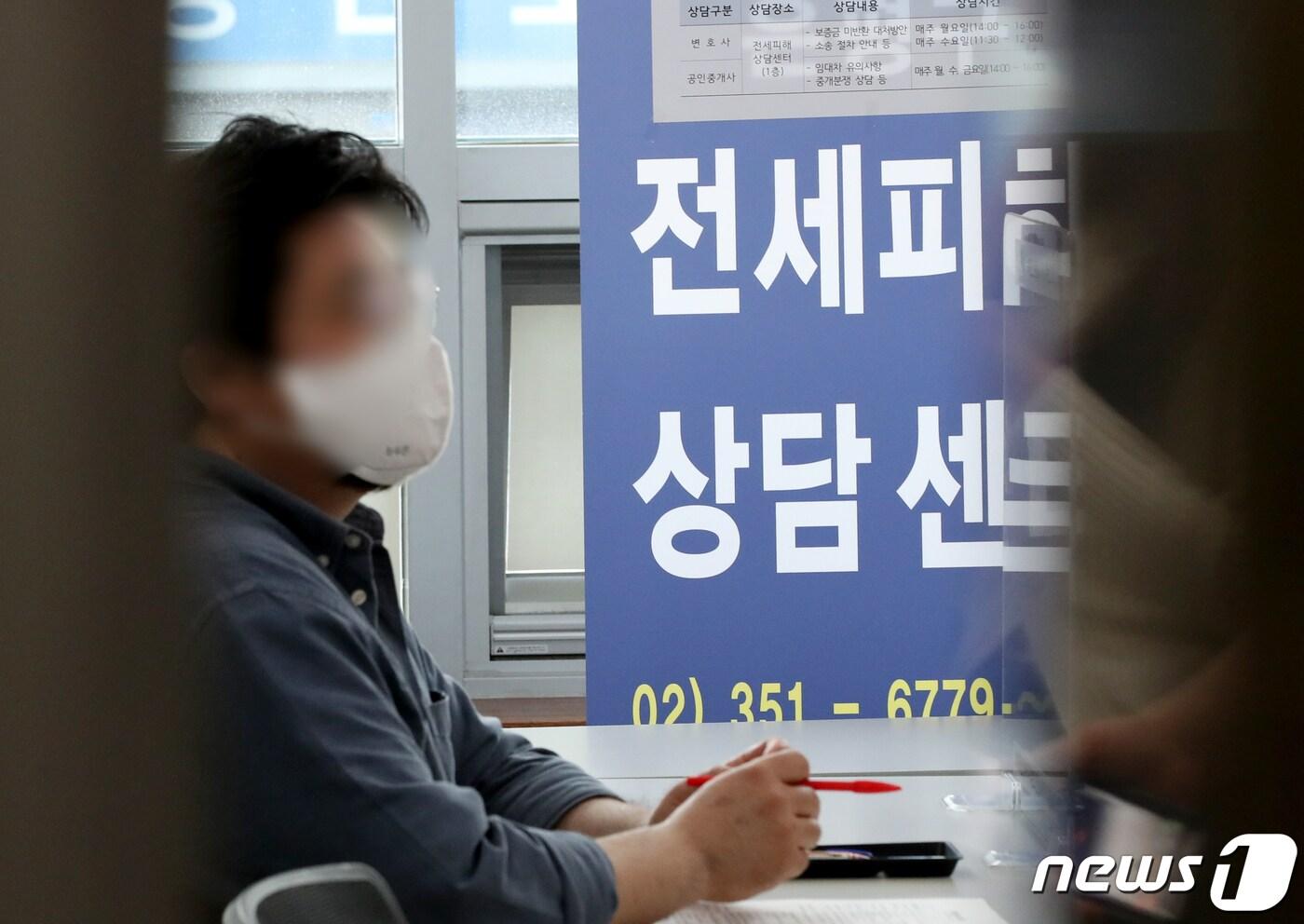 본문 이미지 - 3일 오후 서울 은평구청에 마련된 전세 피해 지원을 위한 상담센터에서 한 피해자가 상담을 받고 있다. 은평구(구청장 김미경)는 이날부터 '전세 피해 지원 전담팀'을 설치하고 전세 사기 피해 상담을 접수, 보증금 미환급 시 대처방안, 소송 등 절차 등을 안내한다. 또 변호사와 공인중개사를 통해 주택임대차 중개분쟁, 전세사고 유의사항, 주택임대차 계약 상담 등을 받는 서비스를 제공한다. 2023.5.3/뉴스1 ⓒ News1 권현진 기자