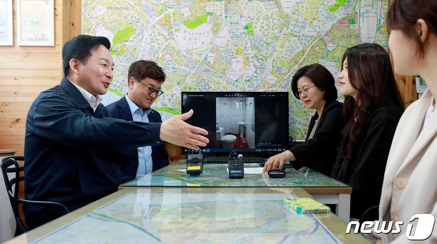 본문 이미지 - 원희룡 국토교통부 장관이 3일 오후 서울 마포구의 한 공인중개사무소에서 청년들을 만나 주변 원룸 관리비 관련 대화를 나누고 있다.(공동취재) 2023.5.3/뉴스1 ⓒ News1 민경석 기자