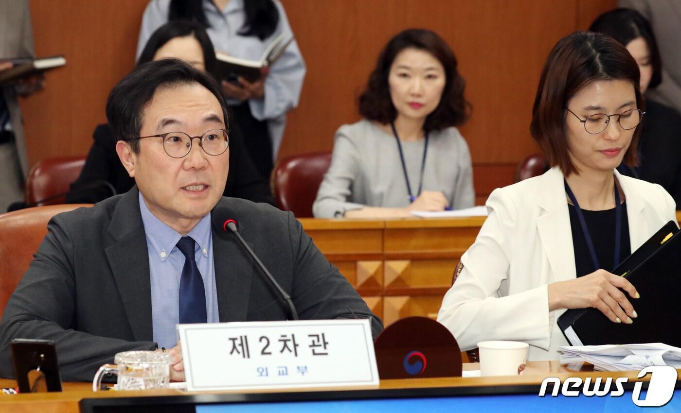 본문 이미지 - 이도훈 외교부 제2차관(왼쪽)이 3일 오후 서울 종로구 정부서울청사 별관에서 열린 2023년 무상원조 관계기관 협의회에서 모두 발언을 하고 있다. 2023.5.3/뉴스1 ⓒ News1 김명섭 기자