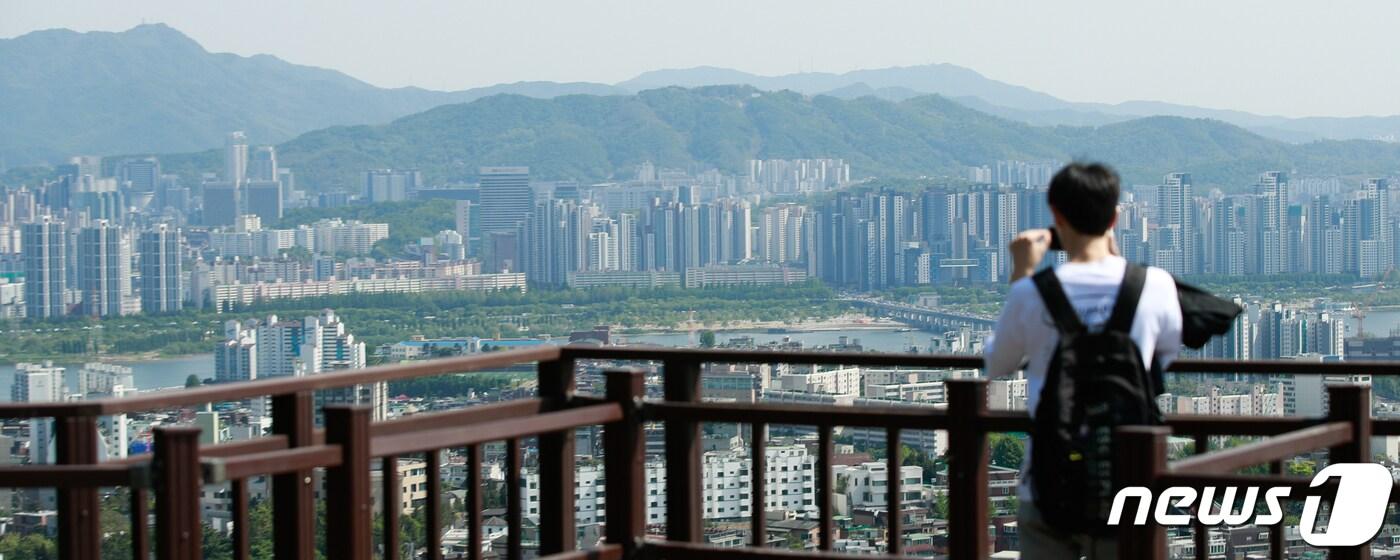 본문 이미지 - 세종시를 제외한 전국 아파트 매매가격 변동률이 1년4개월 만에 최저치를 기록한 3일 서울 남산에서 도심 아파트 단지가 보이고 있다. 2023.5.3/뉴스1 ⓒ News1 안은나 기자