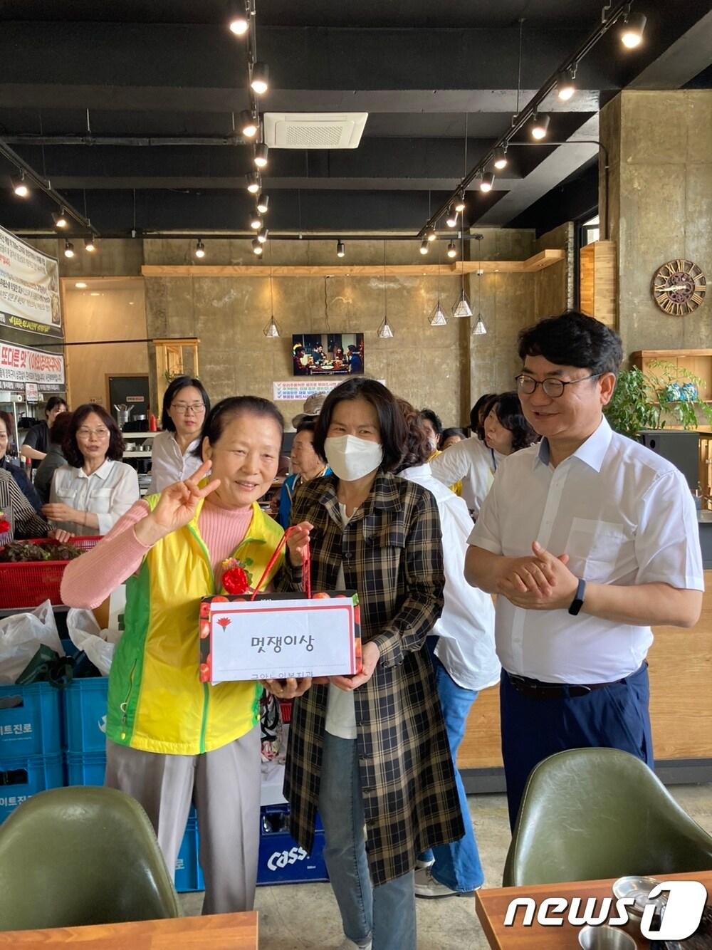 본문 이미지 - 3일 전북 전주시 금암노인복지관이 ‘어르신, 시간을 달리다’를 주제로 어버이날 주간행사를 갖고 있다.(복지관제공)2023.5.3/뉴스1