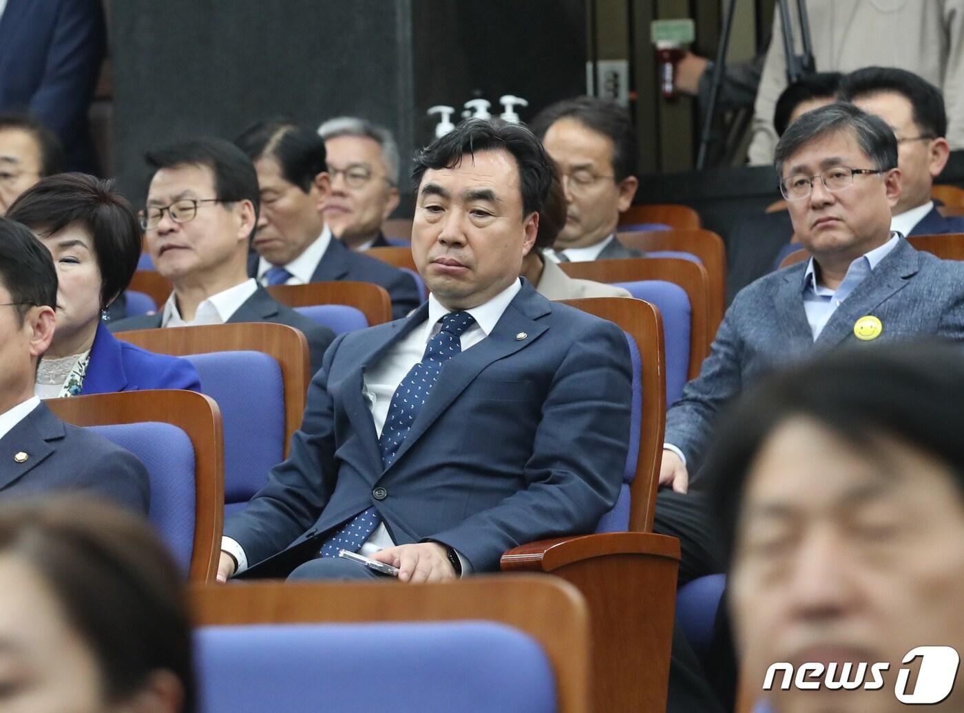 본문 이미지 - 더불어민주당 '2021년 전당대회 돈 봉투' 의혹에 연루돼 탈당 의사를 밝힌 윤관석 의원이 3일 오후 서울 여의도 국회에서 열린 의원총회에 참석하고 있다. 2023.5.3/뉴스1 ⓒ News1 송원영 기자