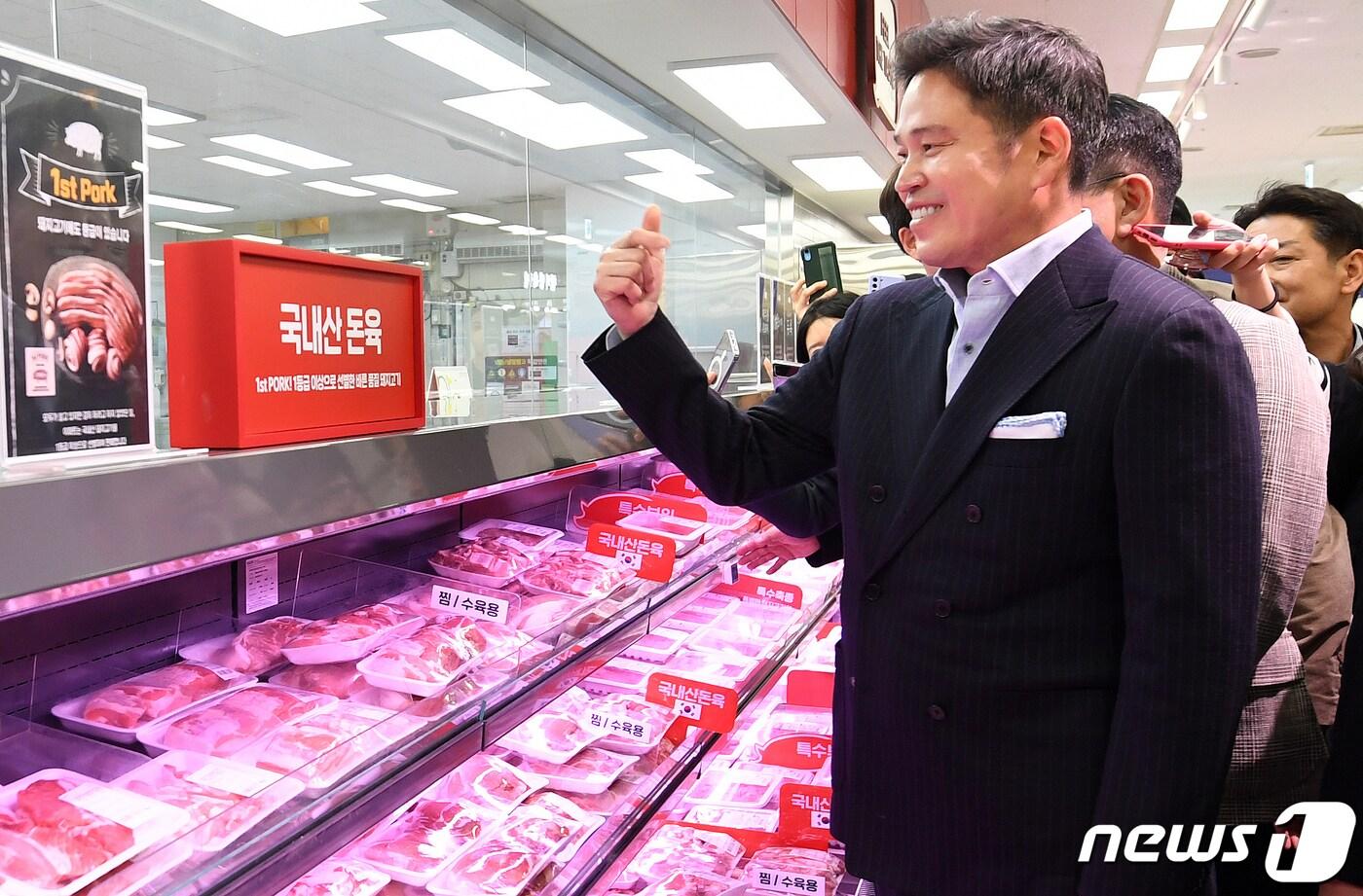 정용진 신세계 부회장이 3일 오후 리뉴얼 된 인천 이마트 연수점을 찾아 육류 코너에서 직원을 향해 손하트를 하고 있다. 지난 3월 30일 재오픈한 이마트 연수점은 장보기부터 외식 및 레저 문화 활동이 가능한 복합 문화 공간으로 리뉴얼 했다. (공동취재) 2023.5.3/뉴스1 ⓒ News1 장수영 기자