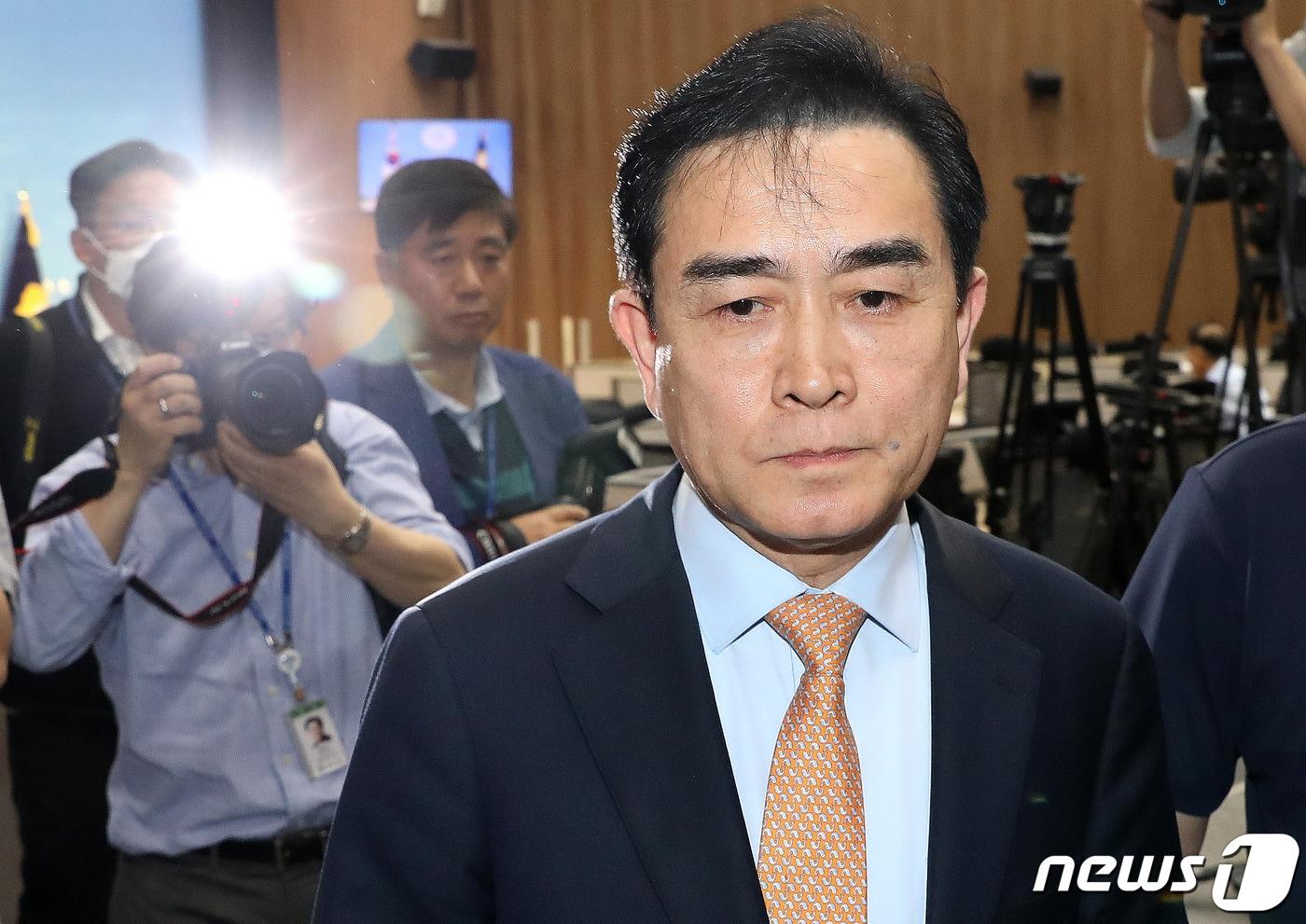 본문 이미지 - 태영호 국민의힘 최고위원이 3일 서울 여의도 국회 소통관에서 공천 녹취록 사태와 쪼개기 정치후원금 의혹에 대해 입장 발표 기자회견을 마치고 기자회견장을 나서고 있다. 2023.5.3/뉴스1 ⓒ News1 임세영 기자