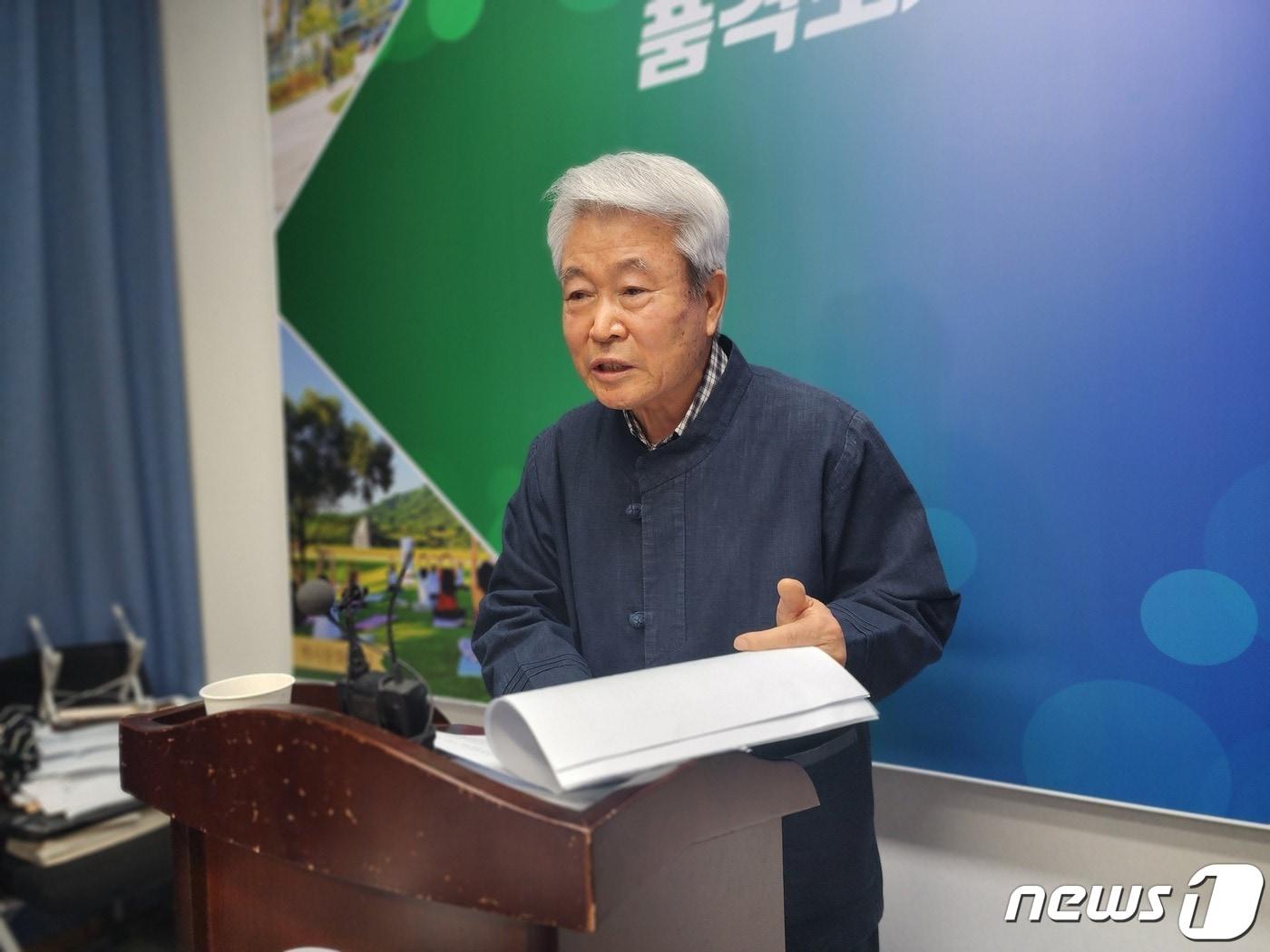 본문 이미지 - &#40;사&#41;익산실업극복지원센터 전 이사장인 박창신 신부가 3일 익산시청에서 쉼터 부실 운영에 대한 기자회견을 하고 있다.2023.5.3./뉴스1