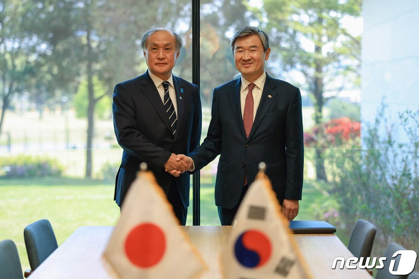 본문 이미지 - 조태용 국가안보실장이 3일 오후 용산 대통령실 파인그라스에서 아키바 다케오 일본 국가안전보장국장과 회동하며 기념촬영을 하고 있다. (대통령실 제공) 2023.5.3/뉴스1 ⓒ News1 오대일 기자