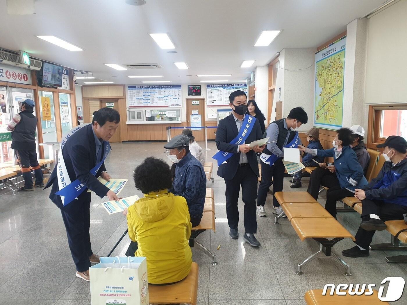 본문 이미지 - 3일 함평군 버스터미널에서 진행된 광주 군공항 이전 바로알기 캠페인.(전남도 제공) 2023.5.3/뉴스1