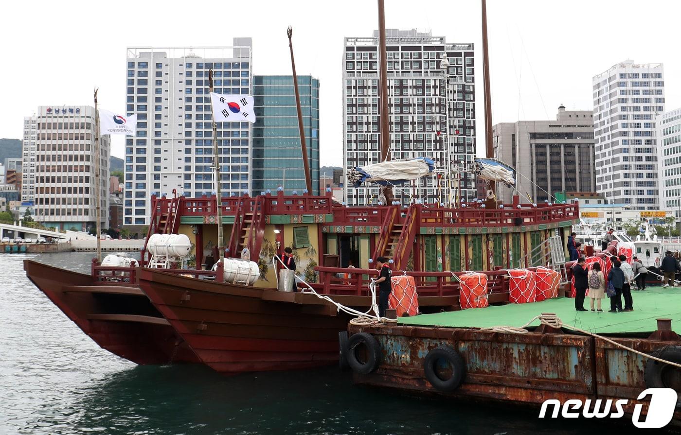본문 이미지 - 조선통신사축제를 이틀 앞둔 지난 3일 오후 부산항 연안여객터미널로 국립해양문화재연구소가 재현한 조선통신사선이 입항하고 있다.2023.5.3/뉴스1 ⓒ News1 윤일지 기자