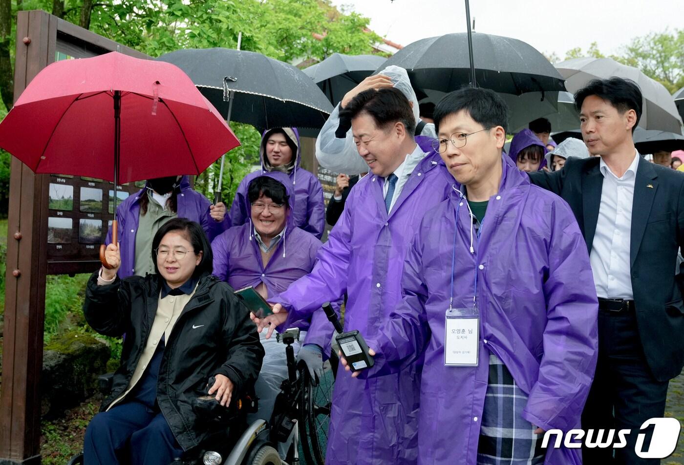  오영훈 제주도지사 등이 3일 오후 한라생태숲에서 열린 교통약자를 위한 실외 내비게이션 앱 시연회에 참여하고 있다&#40;제주도 제공&#41;