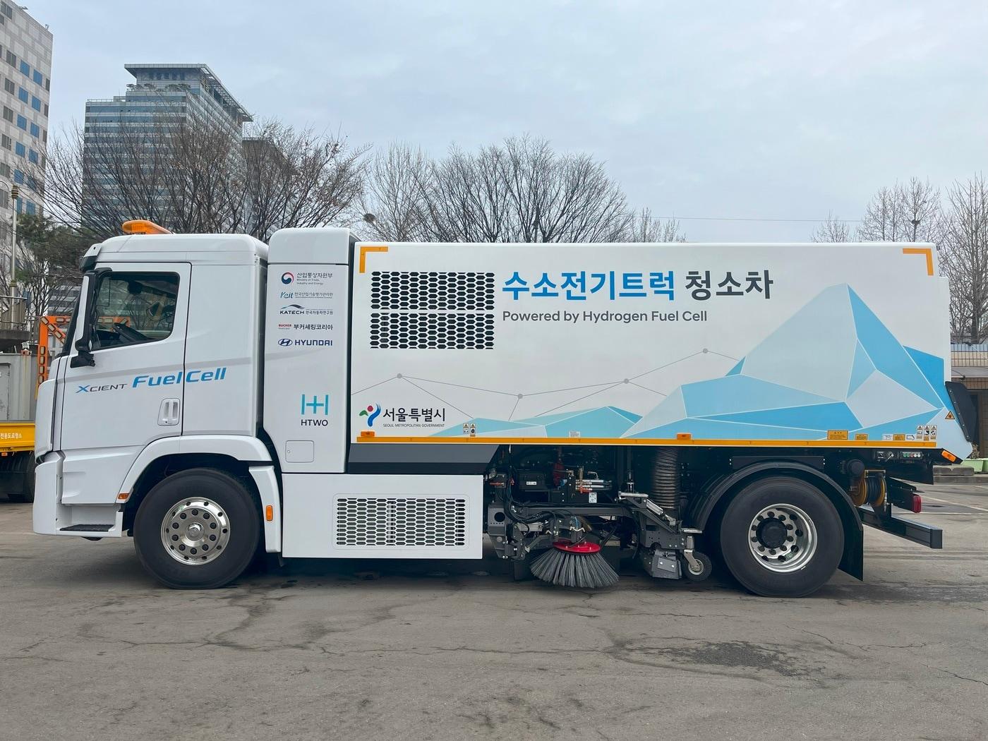 본문 이미지 - 서울시설공단은 4일부터 올림픽대로, 강변북로 등 서울시내 자동차전용도로에 수소 동력의 노면청소 특장차량 1대를 도입해 운행한다고 밝혔다. (서울시설공단 제공)