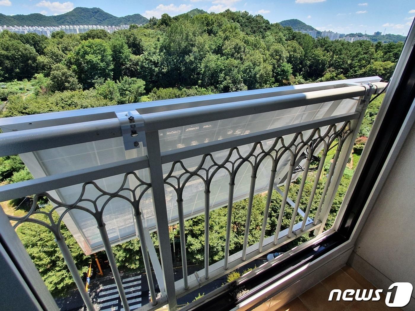 본문 이미지 - 광주시는 공동주택 햇빛발전소 보급지원 사업에 참여할 300세대를 선착순 모집한다. 공동주택 햇빛발전소 모습.(광주시 제공)/뉴스1 