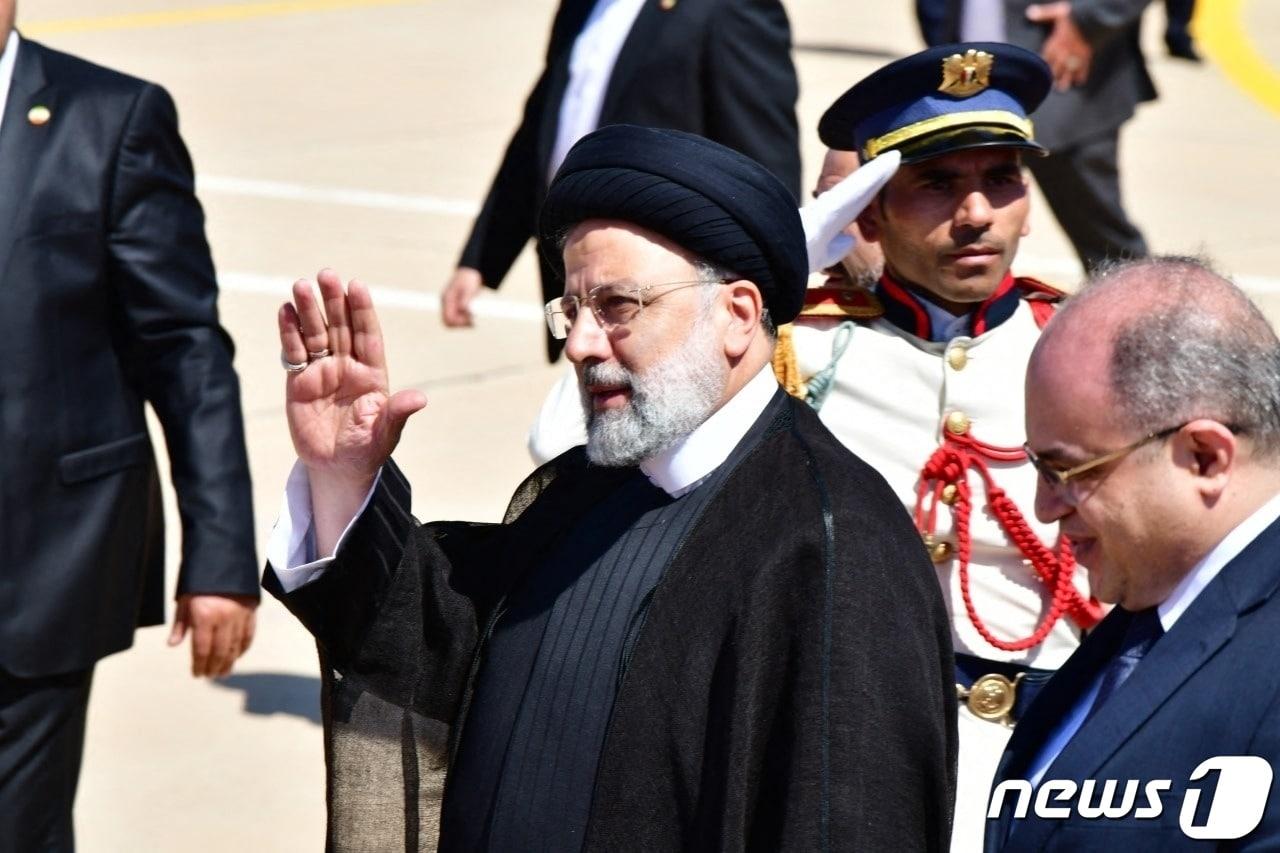 본문 이미지 - 3일(현지시간) 시리아 다마스쿠스에 도착한 에브라힘 라이시 이란 대통령이 손을 흔들고 있다. 2023.5.3 ⓒ AFP=뉴스1 ⓒ News1 정윤미 기자
