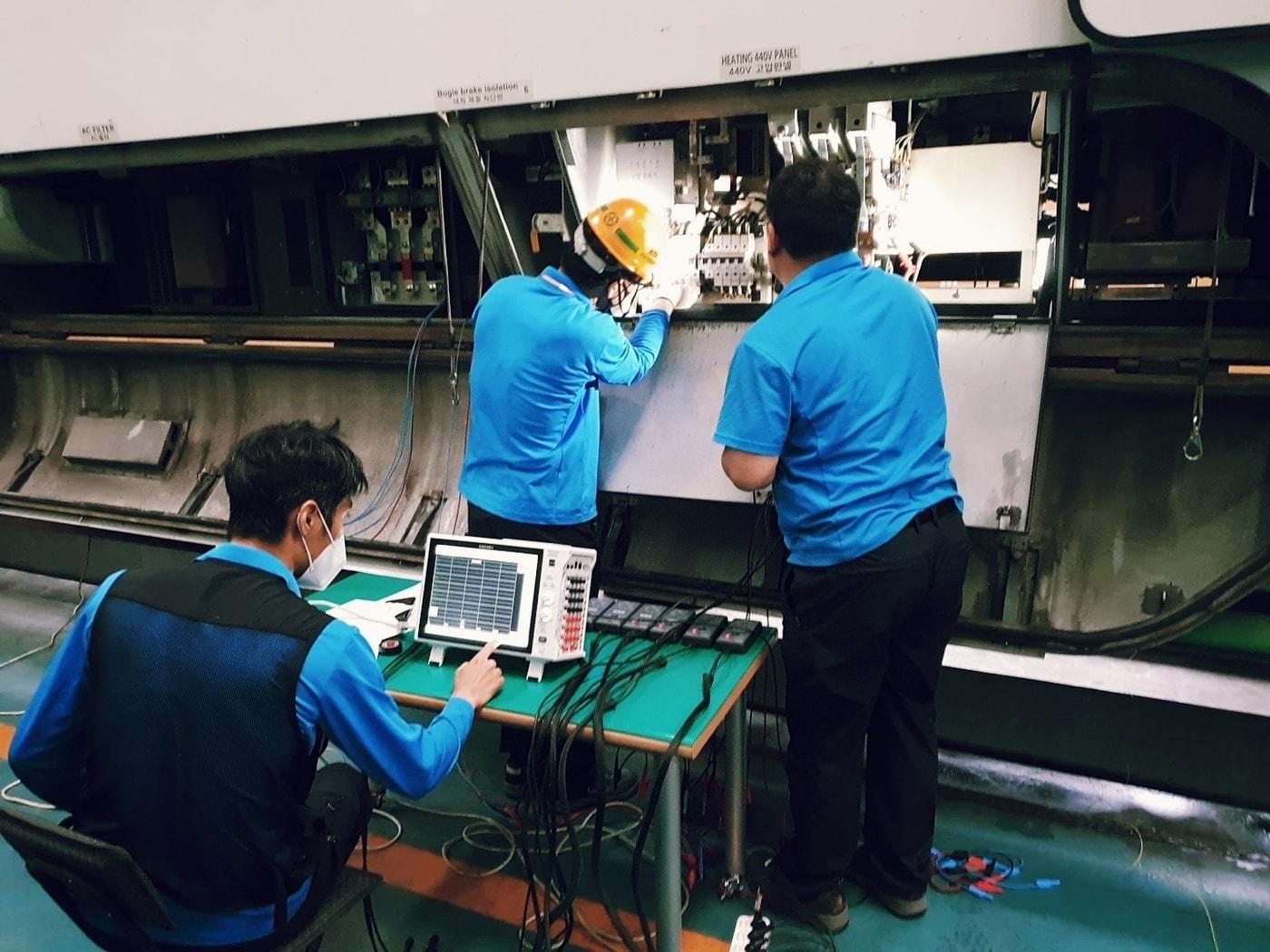 본문 이미지 - 상태 기반 유지보수(CBM·Condition Based Maintenance) 시스템 관련 점검 사진. (한국철도공사 제공)