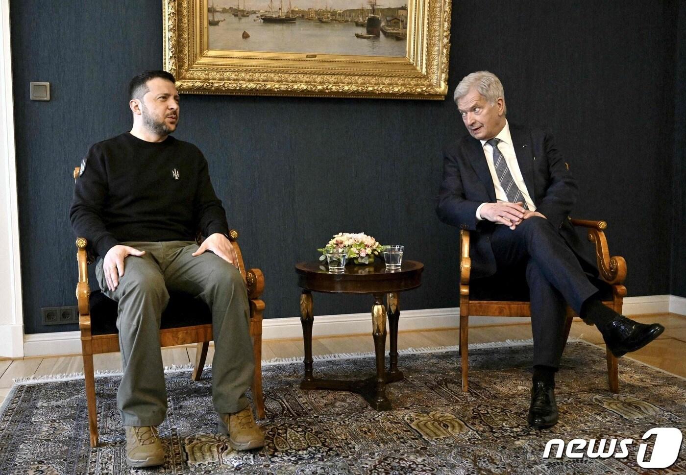 3일(현지시간) 오전 핀란드를 방문한 볼로디미르 젤렌스키(왼쪽) 우크라이나 대통령이 수도 헬싱키 대통령궁에서 사울리 니니스퇴(오른쪽) 대통령과 대화를 나누고 있다. 2023.5.3 ⓒ AFP=뉴스1 ⓒ News1 정윤미 기자