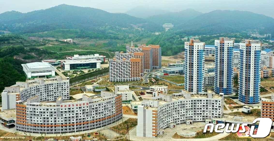 본문 이미지 - (평양 노동신문=뉴스1) = 북한 노동당 기관지 노동신문은 30일 "온 나라 인민이 끝없이 격찬하고 결같이 칭송하는 오늘의 시대야말로 인민에 대한 사랑을 천품으로 지니신 김정은 총비서가 안아온 융성의 시대, 번영의 시대＂라면서 건설부문 성과를 조명했다. 사진은 지난 4월 준공된 평양 화성지구 1단계 1만 세대 살림집. [국내에서만 사용가능. 재배포 금지. DB 금지. For Use Only in the Republic of Korea. Redistribution Prohibited] rodongphoto@news1.kr