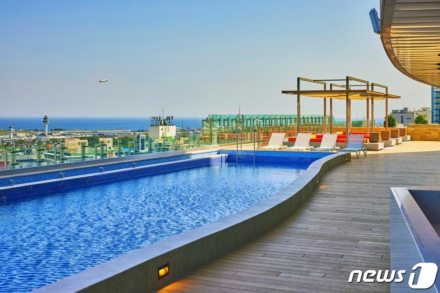 롯데시티호텔 제주 야외수영장(롯데호텔 제공)
