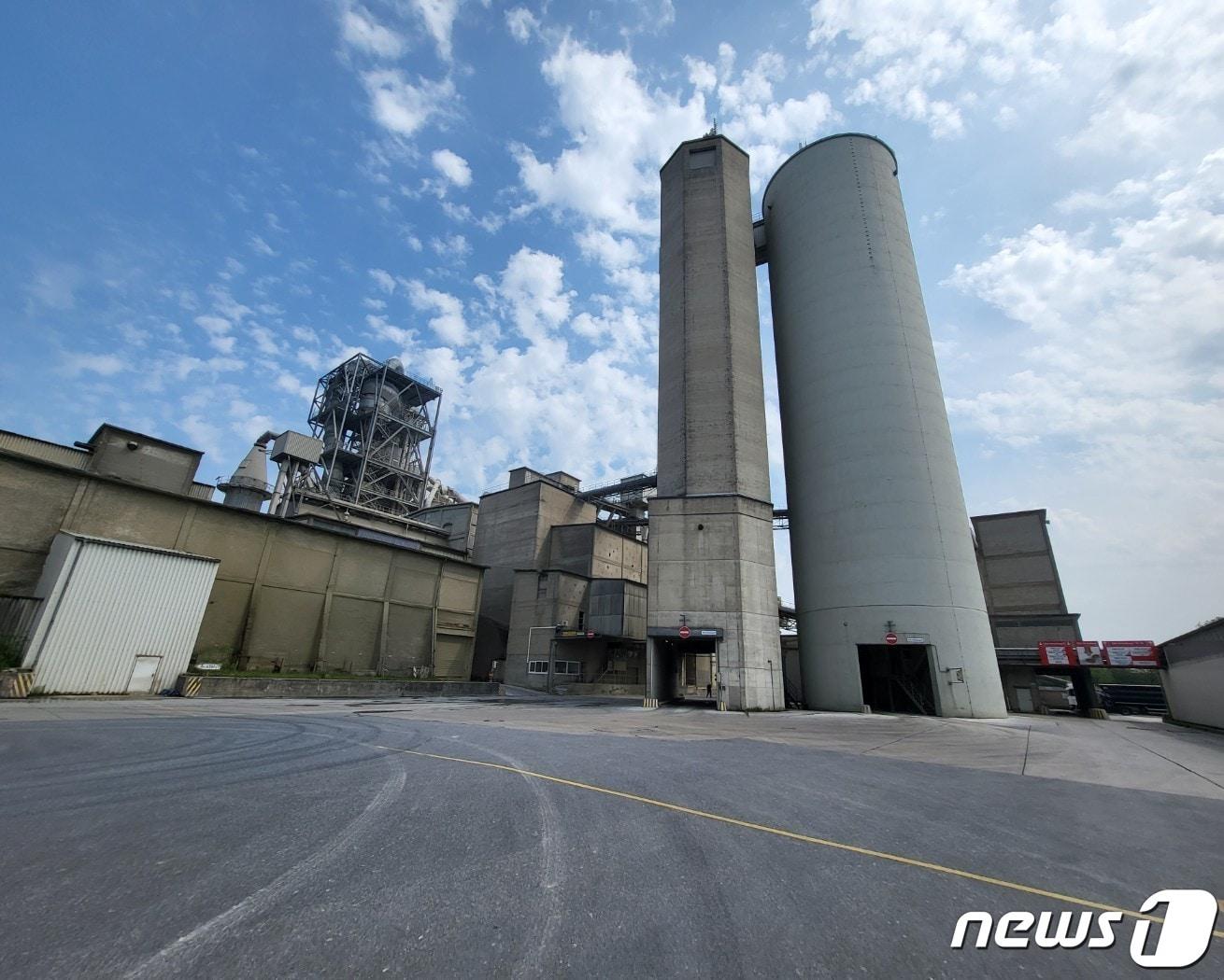 본문 이미지 - 독일 베쿰에 위치한 피닉스 시멘트 공장.