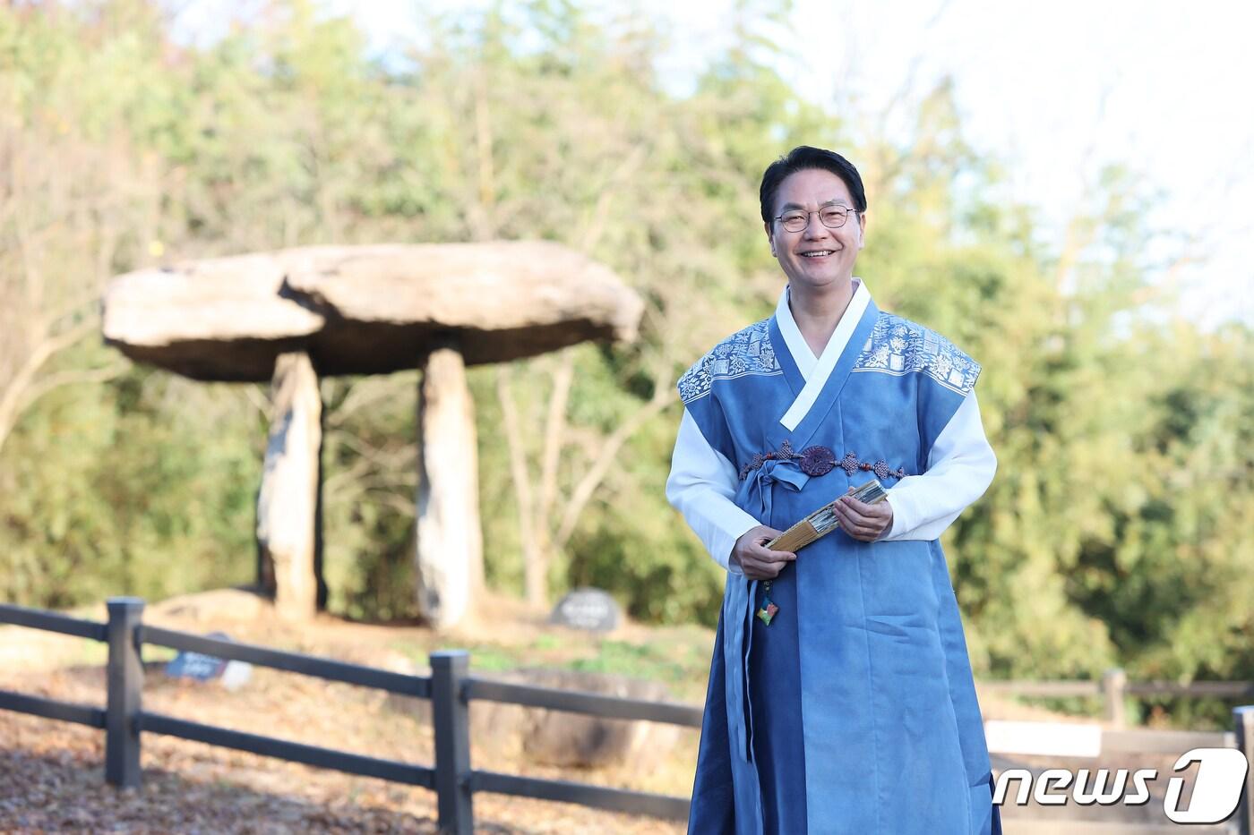 본문 이미지 - 심덕섭 전북 고창군수가 유네스코 세계문화유산인 고창 고인돌 앞에서 기념촬영하고 있다.(뉴스1/DB) 